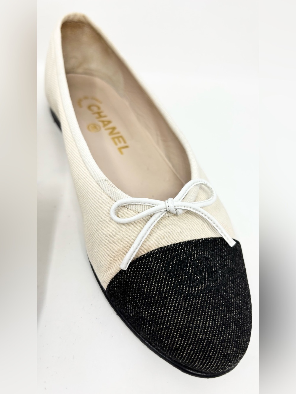 CHANEL Two Tone Ballet Flats Ivory Black Denim Cap Toe size 37 6-6.5 - Picture 8 of 15